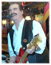 Reinhard - virtuos auf seiner roter Stratocaster Gitarre